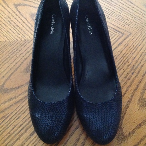 calvin klein navy pumps